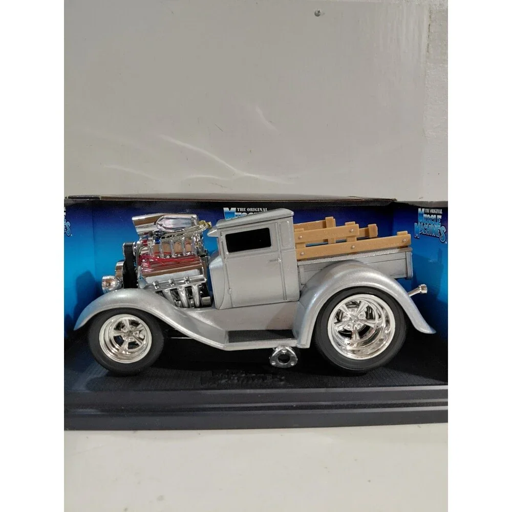 Muscle Machines 71166 1:18 Diecast 1932 Ford Model A Hot Rod Pickup Truck w/box